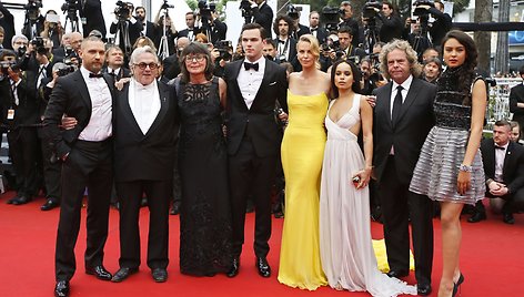 Filmo komanda: aktorius Tomas Hardy, režisierius George'as Milleris, montuotoja Margaret Sixel, aktoriai Nicholas Houltas, Charlize Theron, Zoe Kravitz, prodiuseris Dougas Mitchellas ir aktorė Courtney Eaton