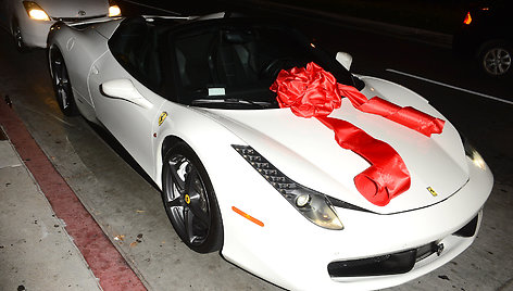 Kylie Jenner gimtadienio proga iš mylimojo gavo „Ferrari 458 Italia“