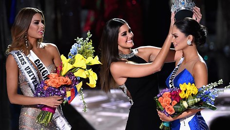 Paulina Vega perduoda karūną Piai Alonzo Wurtzbach iš Filipinų