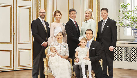 &Scaron;vedijos princesė Victoria ir princas Danielis su vaikais Estelle ir Oscaru bei jo krik&scaron;tatėviai (i&scaron; kairės): Oscaras Magnusonas, &Scaron;vedijos princesė Madeleine, Danijos princas Frederikas, Norvegijos princesė Mette-Marit ir Hansas Astromas