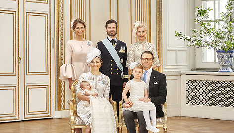 &Scaron;vedijos princesė Victoria ir princas Danielis su vaikais Oscaru ir Estelle bei jų tetomis princese Madeleine ir Anna Westling S&ouml;derstr&ouml;m bei dėde princu Carlu Philipu