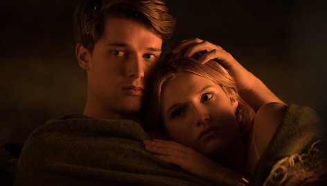 Bella Thorne ir Patrickas Schwarzeneggeris filme „Vidurnakčio saulė“