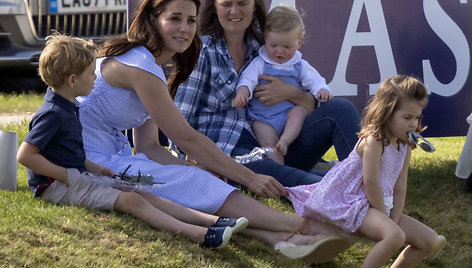 Kembridžo hercogienė Catherine su sūnumi George'u ir dukra Charlotte