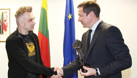 Vilniaus meras Artūras Zuokas įteikia Andriui Mamontovui &Scaron;v. Kristoforo statulėlę