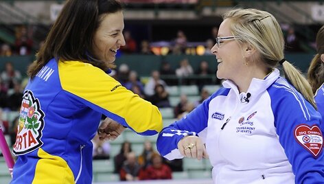 Sportininkės Heather Nedohin ir Kelly Scott trinkteli alkūnėmis vietoj to, kad pasveikintų viena kitą rankomis.
