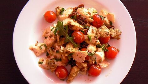 Pauk&scaron;tienos salotos su mozarella, pomidorais ir &scaron;pinatais