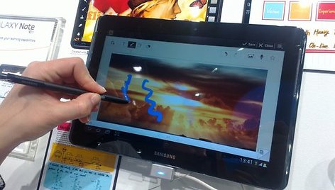 Planšetinį kompiuterį „Samsung Galaxy Note 10.1“ galima valdyti ne tik ekraną liečiant pirštais, bet ir specialiu elektroniniu rašikliu.