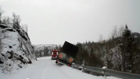 Norvegijoje lietuvio vairuojamas sunkvežimis nuvirto nuo skardžio