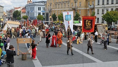 Amatininkai ateina į Rotušės aikštę