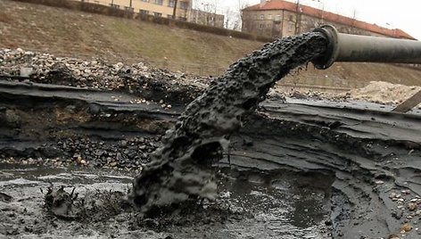 Žemsiurbė gilina Nemuno vagą Kaune, Nemuno saloje. Žarna tekantis dumblas sukėlė 