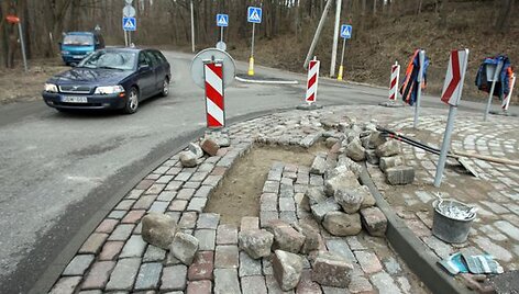 Dalis neseniai įrengto sankryžos žiedo Vai&scaron;vydavos plente klojama i&scaron; naujo. 
