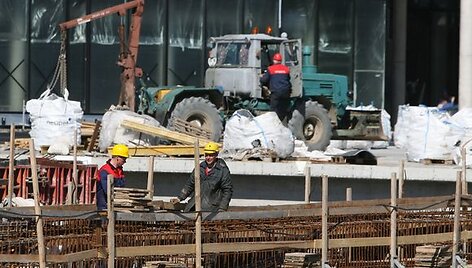 arena2Statybininkai triūsia neskaičiuodami darbo valandų, tačiau dar nežinia, ar arena bus pastatyta sutartu laiku. 