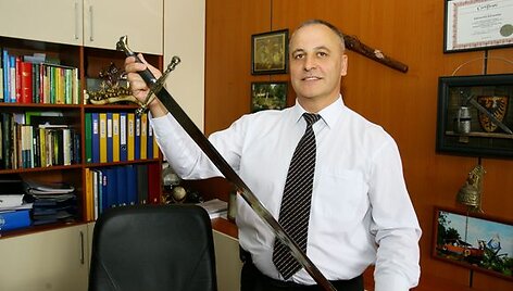 A.Astrauskas grumiasi dėl įmonės likimo.