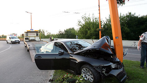 Nuo policijos sprukęs BMW patyrė avariją.