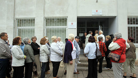 Prie Eigulių seniūnijos nusidriekė didžiulė eilė socialiai remtinų gyventojų eilė. 