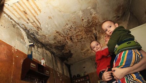 Daugiavaikė &scaron;eima priversta glaustis &scaron;iurpą keliančiame socialiniame būste. 