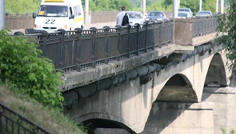 Iš pagrindų atnaujinti Panemunės tiltą siūlo latviai.