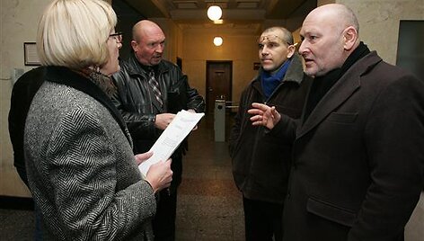  N.Luk&scaron;ionytė, D.Vaičys ir R.Antinis (d.) piktinosi konkurso sąlygomis, Z.Girčys (antras i&scaron; kairės) juos bandė perkalbėti.