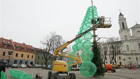 &Scaron;ių metų Kalėdinė eglė sukurta i&scaron; butelių.