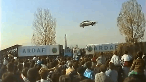 Nepavykęs &scaron;uolis su automobiliu nuo tramplino