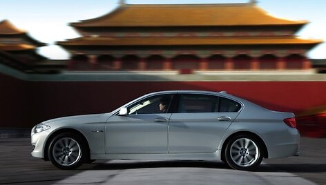 BMW 5 bus ir hibridinis automobilis