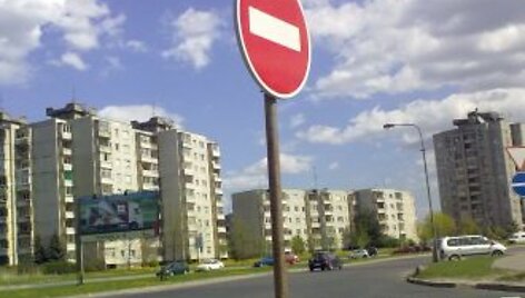 Prie&scaron;taraujantys vienas kitam kelio ženklai