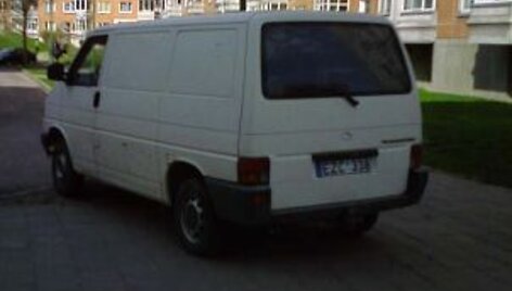 &bdquo;Volkswagen&ldquo; autobusiukas ant &scaron;aligatvio