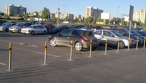 &bdquo;Renault Megane&ldquo; dvejose neįgaliųjų vietose