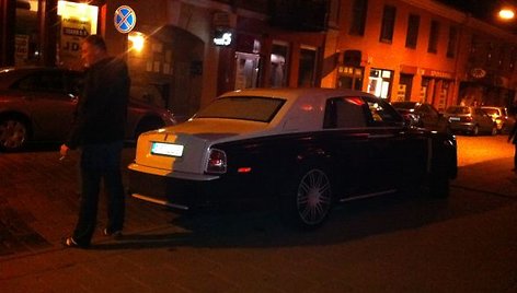 „Rolls-Royce“ ant šaligatvio