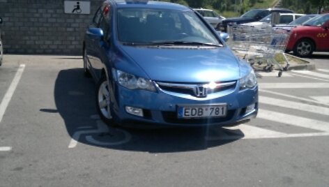 &bdquo;Honda&ldquo; neįgaliųjų vietoje