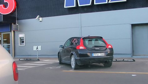 „Neįgalusis“ „Volvo“ Kaune prie „Maxima Bazė“ parduotuvės