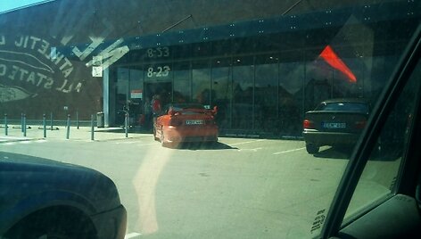 &bdquo;Opel Calibra&ldquo; dviejose neįgaliųjų vietose