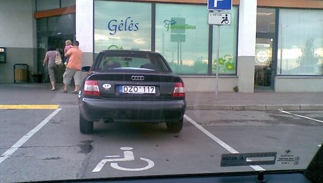 Neįgaliųjų vietoje pastatyta „Audi A4“