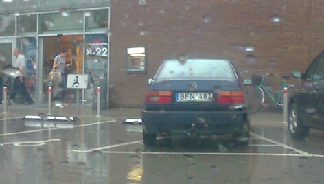 Automobilis per lietų
