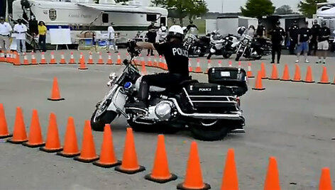 Policininkas su &bdquo;Harley-Davidson&ldquo; motociklu