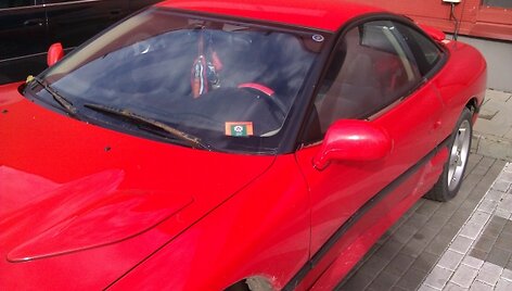 Neįgaliųjų vietoje sustojęs &bdquo;Dodge Stealth&ldquo;