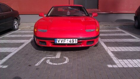 Neįgaliųjų vietoje sustojęs &bdquo;Dodge Stealth&ldquo;