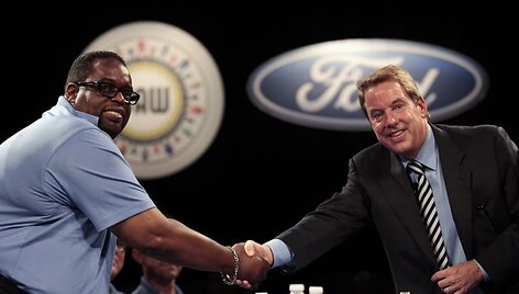 Automobilių darbuotojų asociacijos viceprezidentas Jimmy Settlesas (kairėje) ir &bdquo;Ford&ldquo; valdybos pirmininkas Billas Fordas