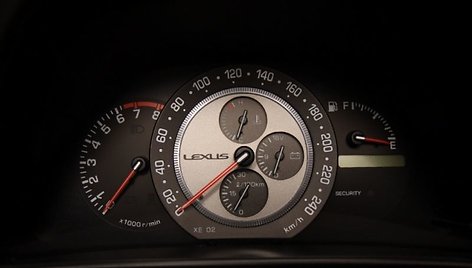 „Lexus IS200“ prietaisų skydelis