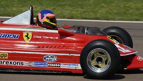 Jacquesas Villeneuve'as vairuoja savo tėvo, žuvusio prie&scaron; 30 metų, bolidą