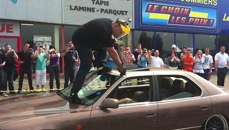 Vyras pjauna „Lexus LS“ stogą