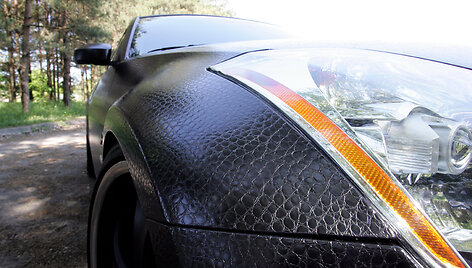 &bdquo;Nissan 350Z&ldquo; su krokodilo odos imitacine plėvele
