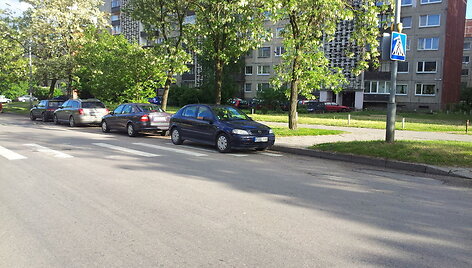 &bdquo;Opel Astra&ldquo;, sustojusi ant pėsčiųjų perėjos