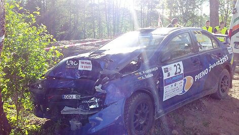 Roko Kvaraciejaus &bdquo;Mitsubishi Lancer Evo&ldquo; po avarijos Madonos ralyje