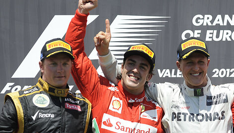 F-1 garbės pakyla (i&scaron; kairės): Kimi Raikkonenas, Fernando Alonso ir Michaelis Schumacheris