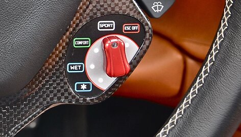 Vairavimo režimo pasirinkimo mygtukai &bdquo;Ferrari 458 Italia&ldquo; automobilyje