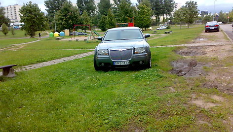 Ant vejos sustojęs „Chrysler 300C“