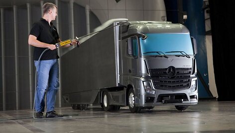 Aerodinami&scaron;kas &bdquo;Mercedes-Benz&ldquo; vilkikas