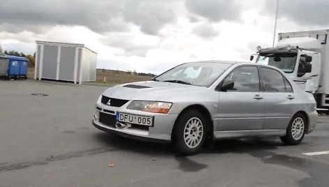 Joanos Survilaitės vairuojamas „Mitsubishi Lancer Evo“