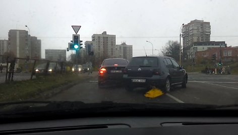 „Volkswagen Golf“ apvažiuoja BMW 5